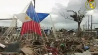 Filipinos celebran la Navidad entre escombros tras el paso del tifón Haiyan