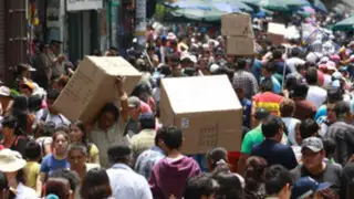 Miles de personas abarrotan Mesa Redonda para efectuar compras de última hora