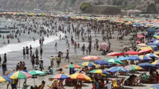 Miles de limeños tomaron las playas de Lima para contrarrestar el sofocante calor