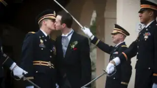 Celebran primer matrimonio gay en base militar de EEUU