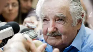 José Mujica se ofusca con periodista que quiso entrevistarlo y le da un manotazo