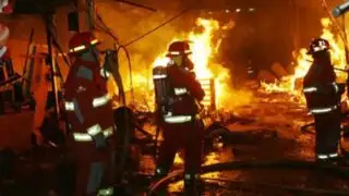 Incendio consumió almacén de llantas en distrito de Ate Vitarte