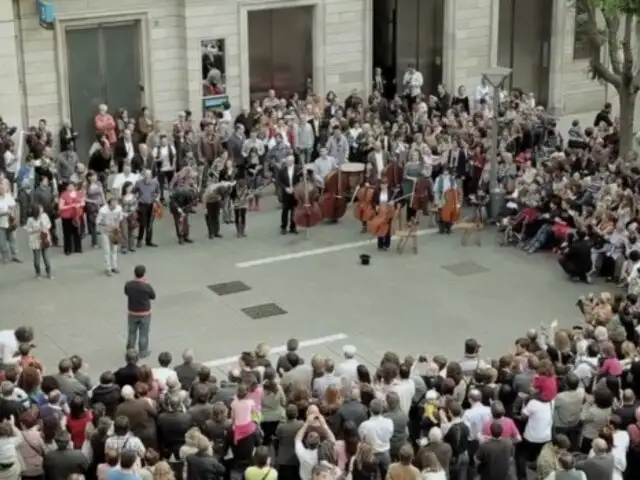 VIDEO: Niña le da una moneda a un músico y aparece una orquesta completa