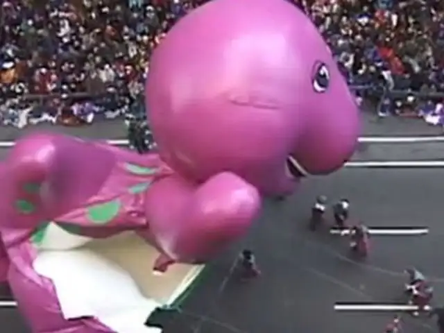 VIDEO: 'Barney' se desinfla durante desfile ante el llanto de cientos de niños