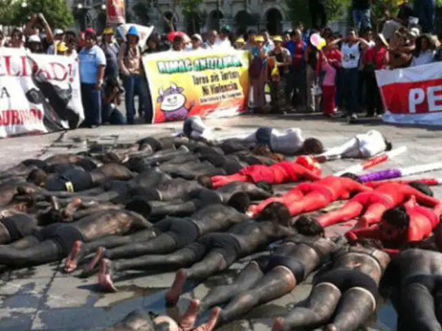 Más de 100 activistas formaron la silueta de un toro en Plaza San Martín