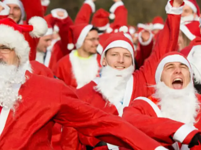 FOTOS: corredores vestidos de Papá Noel participan de maratón en Londres