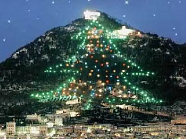 Italia: se encendió el árbol de Navidad más grande del mundo