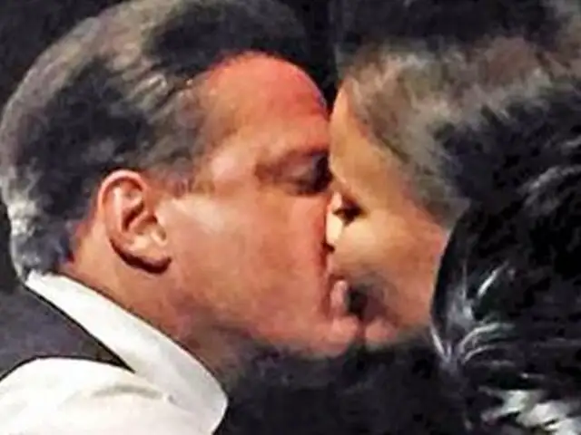 VIDEO: Luis Miguel besa a novia polaca durante concierto de México