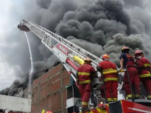 Incendio en La Victoria: 48 horas después, bomberos aún atienden emergencia