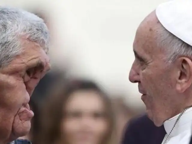 Conoce la trágica historia de amor del ‘hombre sin rostro’ que abrazó al Papa