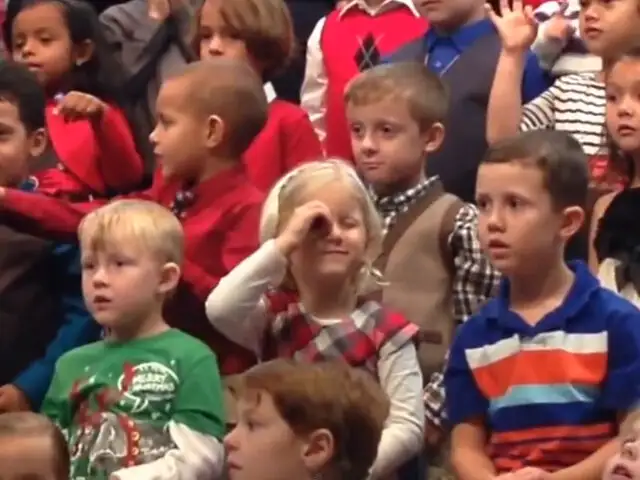 Conmovedor video: Niña canta en lenguaje de señas para sus padres sordos