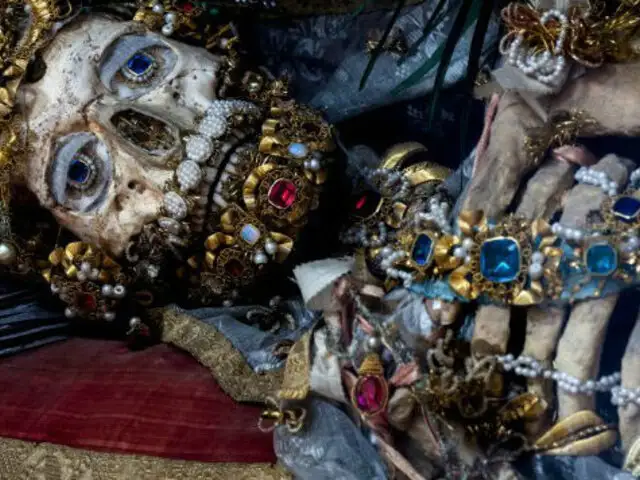 FOTOS: la inquietante belleza de los 'santos' enjoyados de Europa