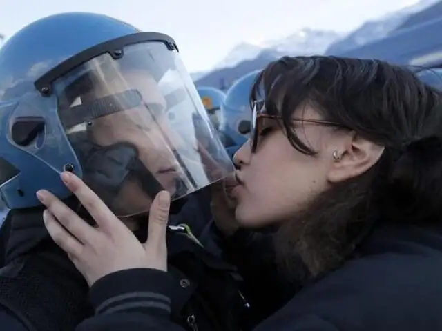 Italia: Policía denuncia a estudiante de ‘abuso sexual’ por besar su casco
