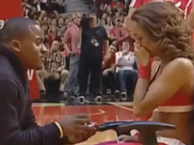 EEUU: animadora recibe emotiva propuesta de matrimonio en partido de la NBA