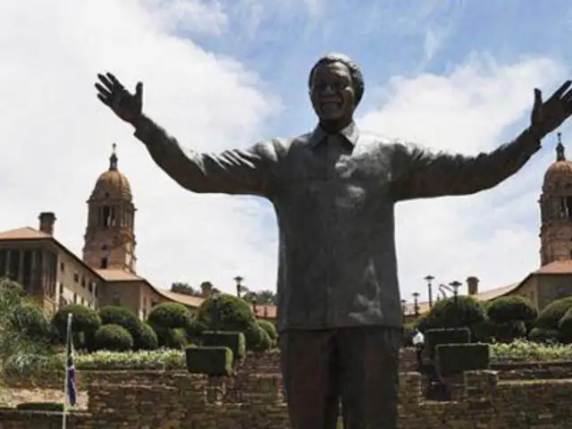 Inauguran estatua de nueve metros de altura en honor de Nelson Mandela