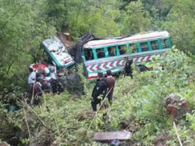 Caída de bus a abismo deja al menos 14 muertos en Brasil