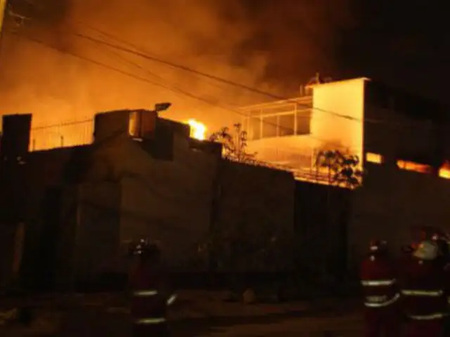 Comas: incendio consumió almacén de una papelera en vísperas de la Navidad