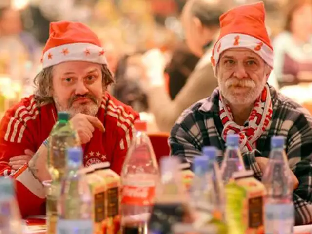 Alemania: Famoso cantante preparó cena navideña para casi 3 mil indigentes