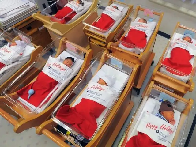 EEU: entregan a bebés recién nacidos en botas gigantes de Papá Noel