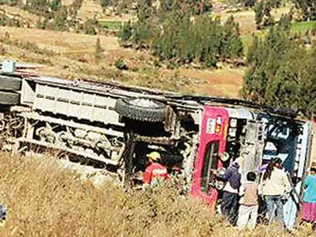 Cusco: tres muertos y seis heridos tras volcadura de camión a abismo