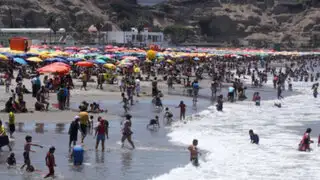 Chorrillos: cientos de limeños abarrotaron la playa Agua Dulce en el inicio del 2014