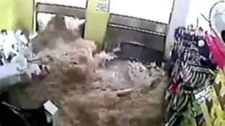 Impactantes imágenes de inundación que arrasa tienda de ropa en Brasil