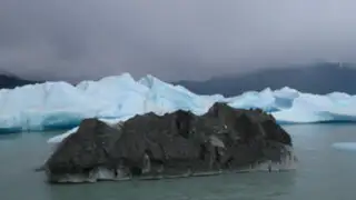 FOTOS: el misterio del iceberg negro que desconcierta a cibernautas