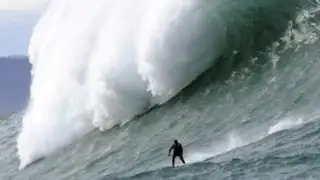 Mal tiempo atrae decenas de surfistas en el Reino Unido
