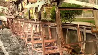 Personas desadaptadas queman bus de turismo en el distrito de Independencia