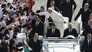 Vaticano: Papa Francisco invitó a cura argentino a dar una vuelta en el papamóvil