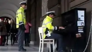 Conmovedor vídeo de un policía tocando el piano es un éxito en Internet