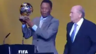 VIDEO: Pelé recibió el Balón de Oro honorífico en medio de lágrimas