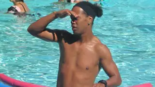 ¿Ronaldinho presume de lujos y mujeres?: polémica foto causa furor en internet