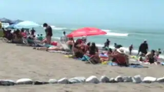 Trujillo: bañistas residentes de Huanchaco cercan parte de balneario