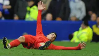 Luis Suárez provocó polémica falta en empate del Liverpool frente al Aston Villa