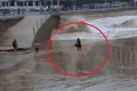 VIDEO: chica no pensó que esto le pasaría por burlarse de las olas del mar