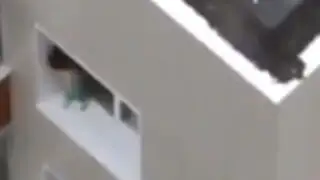 Video infartante: bebé gatea por cornisa del último piso de un edificio