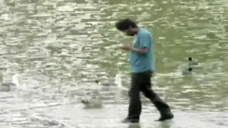 VIDEO: mago sorprende a transeúntes caminando sobre el agua en EEUU
