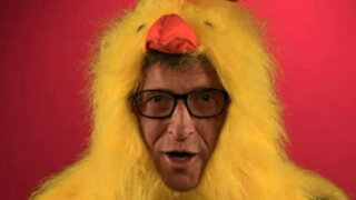 Bill Gates se viste de pollo para combatir la pobreza en el mundo