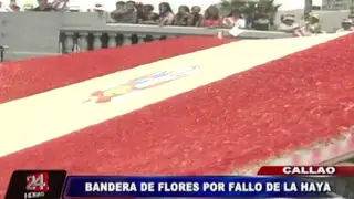 La Haya: alcalde y vecinos del Callao lanzaron bandera de flores al mar