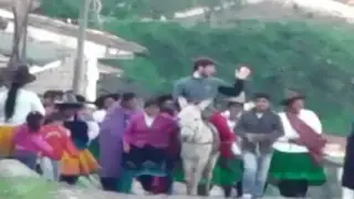 Como Jesús: párroco italiano entra en ciudad de Carhuaz montando un burro