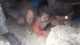 Siria: rescatan con vida a niño sepultado entre escombros tras bombardeo