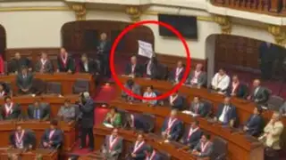 Congresista Rimarachín mostró pancarta en exposición del presidente Humala