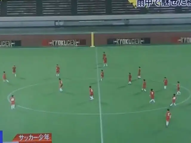 VIDEO: Dos estrellas de la selección japonesa vs. 55 niños en increíble duelo