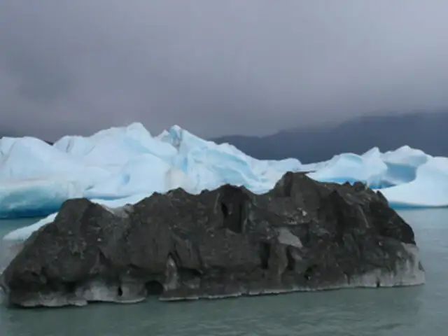 FOTOS: el misterio del iceberg negro que desconcierta a cibernautas
