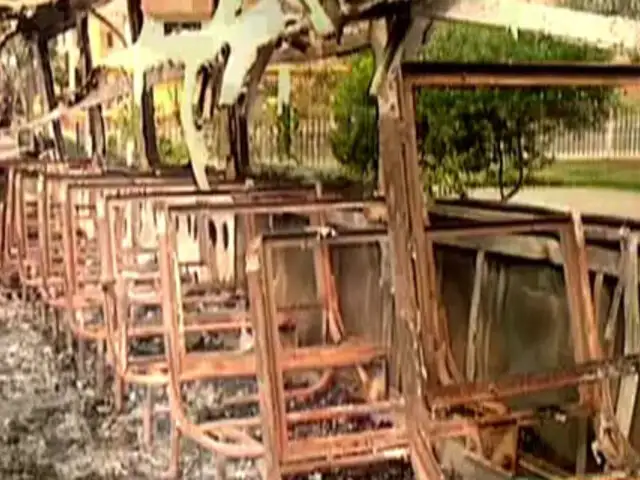 Personas desadaptadas queman bus de turismo en el distrito de Independencia