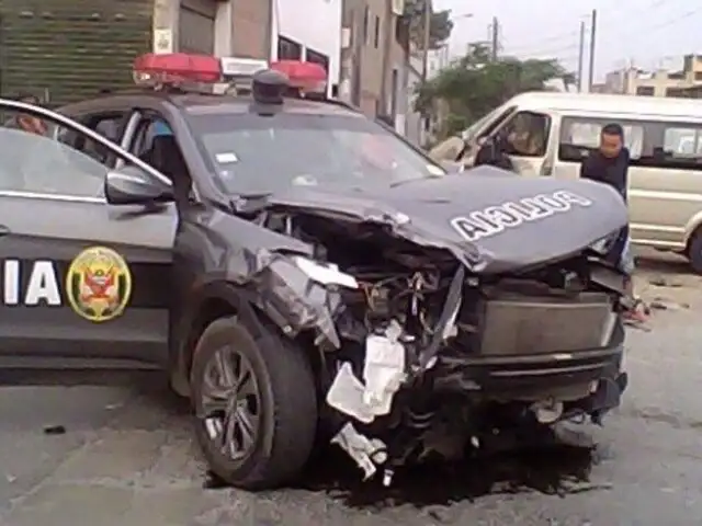 Choque entre patrullero inteligente y minivan dejó al menos dos heridos