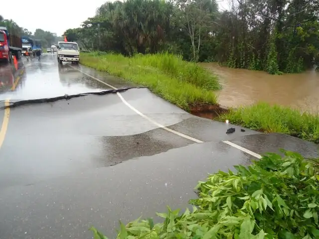 Pista hundida por lluvias deja decenas de vehículos varados en Ayacucho