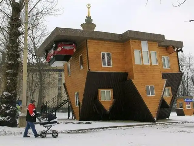 FOTOS: visite el interior de la casa que fue construido al revés en Rusia