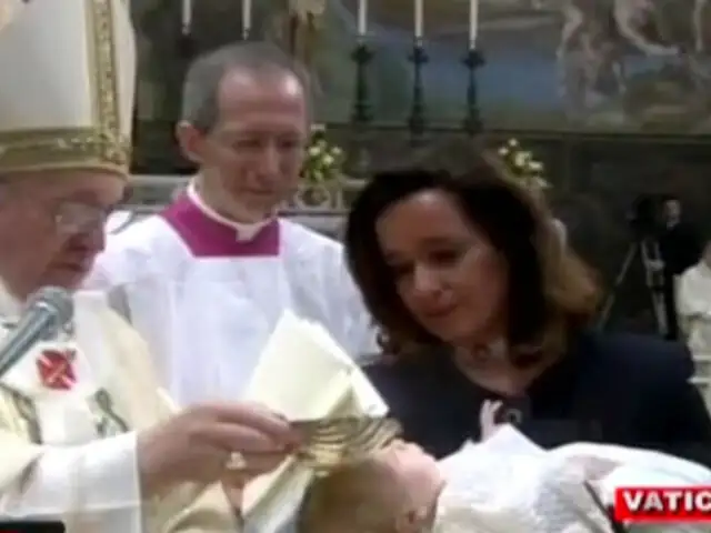 Papa Francisco bautizó a bebé de madre soltera en El Vaticano